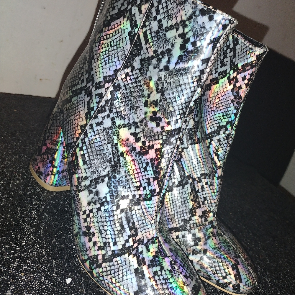 SNAKE SKIN HOLOGRAPHIC FLOURESCENT BOOTS. SIZE 8.5 thick chunk heel